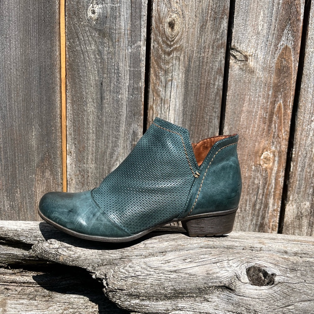 Rockport Cobb Hill Gratasha Blue Leather V-Cut Comfort Boots Boho size 7.5